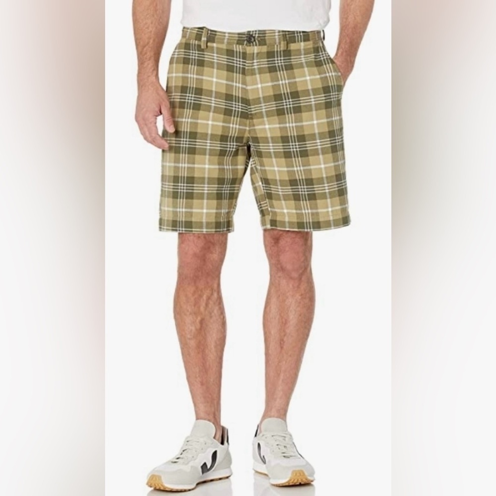 Amazon Essentials Men's Classic-Fit 9" Short in Olive Plaid